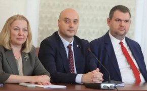 Атанас Славов (в средата) на последната среща на ПП-ДБ, ГЕРБ-СДС и ДПС в парламента за промените в Конституцията, заобиколен от Делян Пеевски и Надежда Йорданова. 