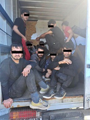 
В специално изграден тайник в товарния автомобил са открити 18 бежанци, самоопределили се, като афганистанци. 20 лица са задържани от полицейските служители.
