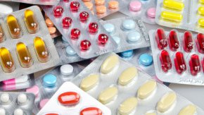 Недостиг на лекарства и обикаляне по аптеките – това наблюдаваме у нас през няколко седмици. В някои случаи става дума за сезонно приемани медикаменти, но в други – за животоподдържащи, които би трябвало да са осигурени за хората с хронични заболявания.
