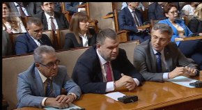 С друго решение Пеевски беше освободен като член на комисията по конституционни въпроси.