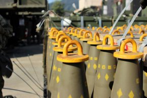 155-милиметрови патрони Base Burn Dual Purpose Improved Conventional Munitions (DPICM) чакат да бъдат заредени в автопарк на американската армия в лагера Хоуви, Южна Корея, на 20 септември 2016 г. 2-ри лейтенант Габриел Дженко/Американската армия/Reuters