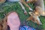 Неназована жена от Нов Южен Уелс, на 29 години, легнала до стадо спящи кученца динго