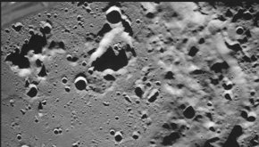 

Пробивните снимки са на огромния кратер Зееман, чиито страни се издигат на почти 8 км над лунната повърхност. Тъй като се намира на частта от Луната, която е обърната с лице към Земята, кратерът не се наблюдава от астрономите.