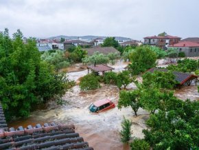 Гърция и Турция се опитват да се справят с последствията от поройните дъждове 