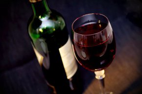 
Същевременно цените на дребно на винените продукти могат да се повишат с 61% до 71%, а цените на пенливите вина и газираните алкохолни напитки ще бъдат увеличени с 28%.
