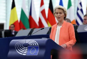 Урсула фон дер Лайен няма да се кандидатира в Германия за място в Европейския парламент на изборите за Европейски парламент през следващата година, но въпреки това може да стане водещ кандидат на дясноцентристката партия за втори мандат като председател на Европейската комисия.