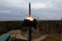 Междуконтиненталната балистична ракета "Ярс" е изстреляна по време на учения на силите за стратегическо възпиране в Русия на 26 октомври 2022 г. Президентът Владимир Путин наблюдава как военните сили провеждат ядрени учения в Русия на фона на нарастващите