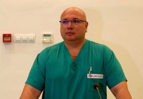 Ръководството на УМБАЛ Александровска взе решение да отстрани от длъжност началника на клиниката по хирургия доц. д-р Манол Соколов за времето до приключване на оповестената от прокуратурата проверка, съобщиха от пресцентъра на столичната болница
