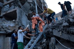 Палестинци спасяват младо момиче от развалините на разрушена жилищна сграда след израелски въздушен удар на 10 октомври 2023 г. Фатима Шбейр/АП