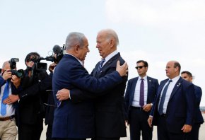 


Президентът на САЩ Джо Байдън е посрещнат от израелския министър-председател Бенямин Нетаняху в Тел Авив, Израел, на 18 октомври 2023 г. REUTERS/ Evelyn Hockstein/Reuters