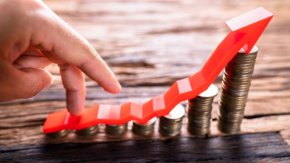Президентът на КНСБ Пламен Димитров определи като "наивно" очакването с новата инициатива на министерството на икономиката "Достъпно за вас" да се овладеят спекулативните процеси в цените.