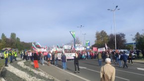 


Стотици работници в "Лукойл Нефтохим" блокираха изхода на Бургас в посока София. Протестът им започна с изпълнение на българския химн. 

Причините за недоволството е несигурността, свързана с дерогацията на руски петрол. 

Нефтохимиците твърдят, че ако тя бъде отменена, рафинерията ще спре работа.