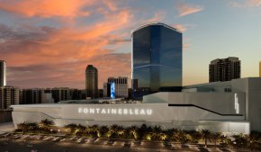 

В град, който се гордее с показността, дебютът на този конкретен хотел е голямо събитие - Фонтенбло носи голяма разпознаваемост на името и е първият нов курорт на Стрип след откриването на Resorts World през 2021 г.