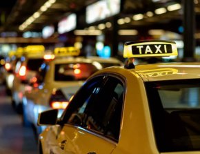 Нов законопроект вдига на ефективни протести шофьорите на таксита и адвокатите в Гърция. 