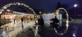 Заради лошото време подредените вече къщички на традиционния Коледен базар в Градската градина