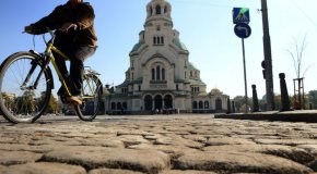 Мегазадръствания белязаха още първия и следващите дни след затварянето на половината площад Св. Александър Невски