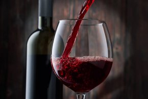 Учените може би са по-близо до разбирането на причината, поради която консумацията на червено вино предизвиква главоболие при някои хора.