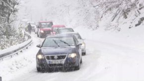 Огромно задръстване, силен снеговалеж и аварирали автомобили на Петрохан