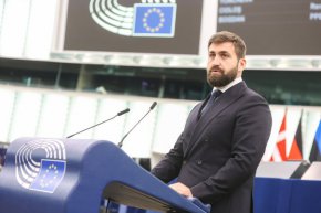 Европейският парламент прие да включи в дневния си ред за тази седмица разглеждане и публично изслушване по петицията на Андрей Новаков за въвеждане на времеви стандарт от 1 минута за обработка на камионите по вътрешноевропейските граници.