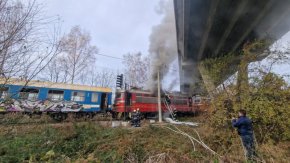 Локомотив на пътнически влак се запали на гара Тулово