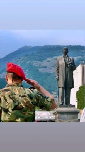 Войник отдава почит на Иван Вазов - патриархът на българската литература