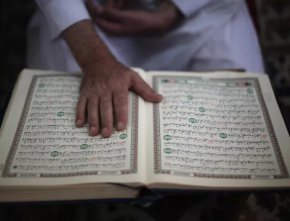 Парламентът на Дания прие законова промяна, с която се забранява горенето на свещената книга на мюсюлманите на публични места.