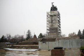 

Областната управа поиска незабавно премахване на Паметника на съветската армия