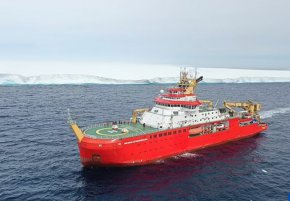 Британската антарктическа служба публикува нови видеоклипове и снимки, заснети от кораба RRS Sir David Attenborough, на които се вижда как "мегабергът" се простира в далечината отвъд изследователския кораб.