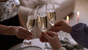 Продажбите на шампанско във Франция са намалели с повече от 20 % тази година поради рязкото покачване на цените на пенливата напитка, съобщи телевизионният канал BFM Business.
