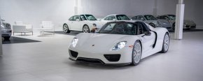 Петдесет и пет Porsche, предимно в бяло, с няколко трактора, добавени за цвят