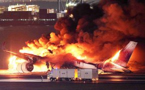 Пътнически самолет се е запалил на пистата на летище Ханеда в Токио. Японската брегова охрана потвърди, че един от нейните самолети се е сблъскал с Airbus A350, принадлежащ на Japan Airlines, малко преди той да избухне в пламъци