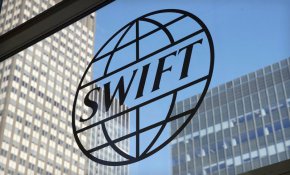 
Базираната в Белгия система SWIFT е система за банкови съобщения с висока степен на сигурност, която позволява извършването на финансови трансфери по целия свят. Въпреки че редица държави имат свои собствени системи за обмен на съобщения, повечето глобални трансакции все още се извършват чрез SWIFT. Миналата година ключови руски банки бяха изключени от мрежата като част от санкциите, свързани с войната в Украйна.