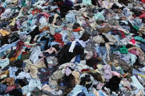 
В момента у нас системата за разделно събиране на текстил действа изцяло на доброволен принцип. Има различни асоциации за разделно събиране и оползотворяване на текстилни отпадъци, които си сътрудничат с общините. В България вече има и фирми, които предлагат взимане на непотребния текстил от дома, за да ви спестят търсенето и ходенето до контейнерите. Все още се разчита на добрата воля на гражданите и тяхната екологична култура. Но в скоро време ще бъде задължително за всички.