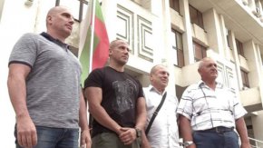 

Искат екстрадицията им в Турция. Не става въпрос само за разпит в България и изпращане на показания, а просто искат да бъдат екстрадирани. С "червена бюлетина" са обявени за издирване", каза адвокат Молла.

 