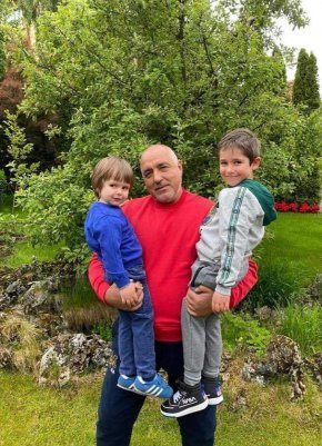 

Борисов във форма с порасналите внуци: Фото на деня
