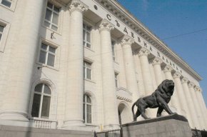 Софийският градски съд потвърди постоянния арест на адвокатския сътрудник, който е обвинен, че е придобил чрез измама имоти в столицата, както и че е държал оръжия без надлежно разрешение, съобщиха от съда.