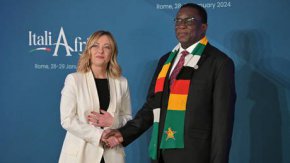Министър-председателят на Италия Джорджия Мелони (вляво) посреща президента на Зимбабве Емерсон Дамбудзо Мнангагва при пристигането му за международната конференция Италия-Африка "Мост за общ растеж" в Италианския сенат в Рим на 29 януари 2024 г.