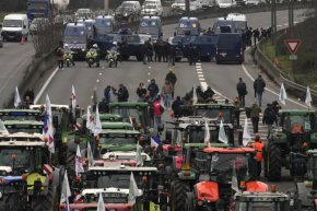 Фермери блокираха рано тази сутрин периметъра около Европейския парламент в Брюксел.
