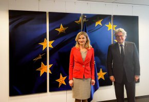  Министър Динкова се срещна с еврокомисаря за вътрешния пазар Тиери Бретон