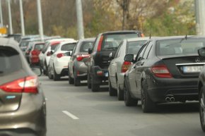 При общо регистрирани 4 030 483 превозни средства в движение по българските пътища повече от 2,13 милиона са на възраст над 20 години.