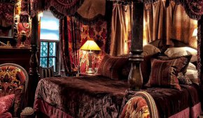 The Witchery (горе) в Единбург е обявен за най-романтичния хотел в Обединеното кралство. Той заема 19-о място в списъка на 50-те най-романтични хотела в света за 2024 г. на Big 7 Travel.