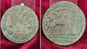 Рядък медальон с лика на император е сред ценните находки, открити в римско гробище до село Нова Върбовка в България - страна в Балканския регион на Югоизточна Европа.