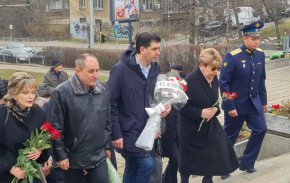 Общински съветници и Митрофанова положиха цветя пред Паметник-костница на Съветската армия
