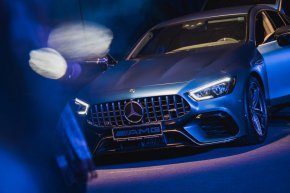 Mercedes-Benz отложи целта си до 2030 г. да се превърне в марка, която използва само електрически превозни средства, и сега заявява, че ще произвежда двигатели с вътрешно горене "и през" следващото десетилетие.