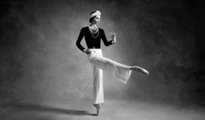 Руската балерина Светлана Захарова се превъплъщава в образа на Коко Шанел по време на представление в Москва
