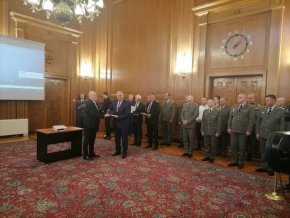 Министърът на отбраната Тодор Тагарев представи допълнителната помощ за Украйна, изпращането на 100 БТР-а, на брифинг във военното министерство.