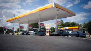 Shell Plc планира да се освободи от 500 обекта за търговия на дребно годишно през следващите две години в отговор на нарастващото търсене на зарядни устройства за електрически превозни средства, съобщи bloombergtv.bg.
