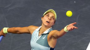 Виктория Томова започна с победа участието си на турнира от сериите WTA в Маями, след като надви Тамра Корпач от Германия с 6:2, 6:4.