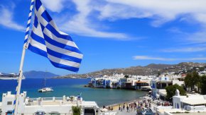 Минималната заплата в Гърция от 1 април ще бъде увеличена на 830 евро.