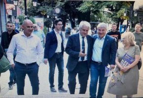 Задържаният син на Иарата, в дъното вляво, зад Кирчев, Бойко Рашков и Аз съм Наско на предизборен митинг през есента на 2022 година в Хасково.